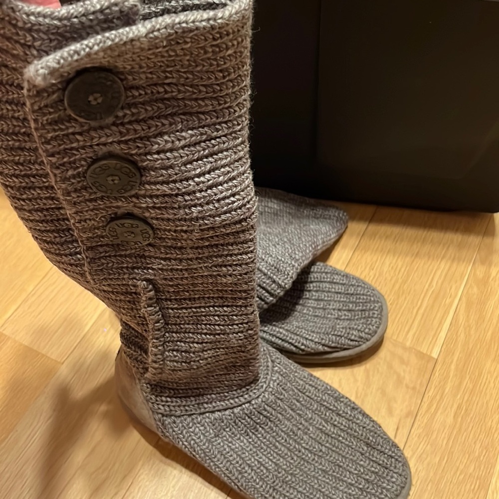 Women’s classic UGG cardy boots